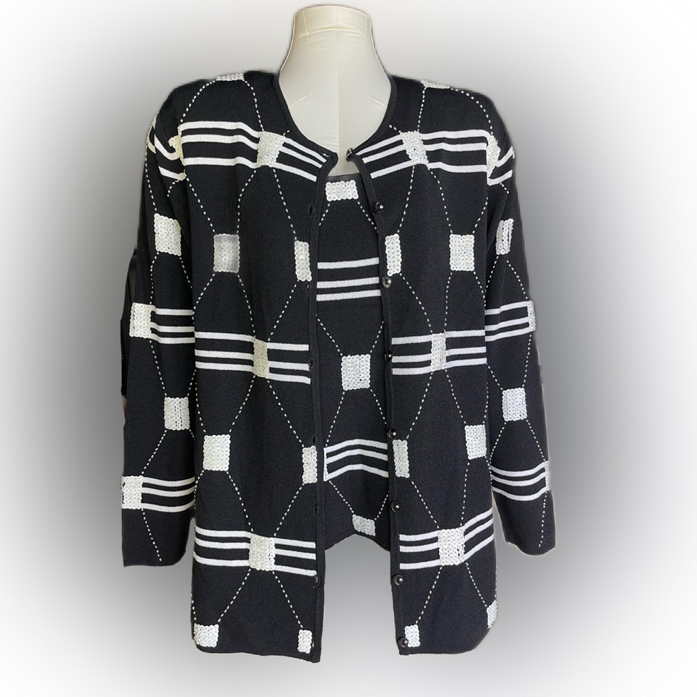 Elegant 2-Piece ensemble, Long Sleeve Top & Sleeveless Under Top. Black/White. L